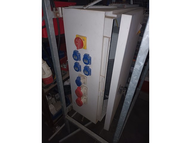 Lot 44 - elektriciteitskast in metalen frame - afbeelding 2 van  3