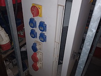 Lot 44 - elektriciteitskast in metalen frame - afbeelding 2 van  3