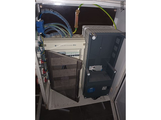 Lot 44 - elektriciteitskast in metalen frame - afbeelding 3 van  3