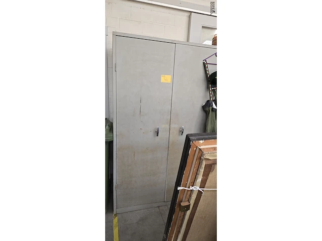 Lot 44 - extra brede metalen opberkast met 6 legplanken - afbeelding 1 van  2