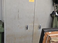 Lot 44 - extra brede metalen opberkast met 6 legplanken - afbeelding 1 van  2