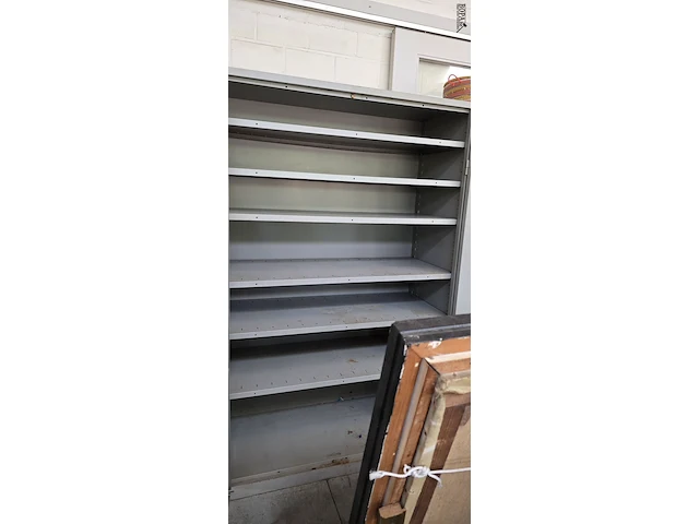 Lot 44 - extra brede metalen opberkast met 6 legplanken - afbeelding 2 van  2
