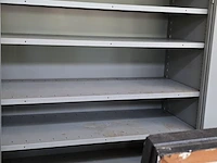 Lot 44 - extra brede metalen opberkast met 6 legplanken - afbeelding 2 van  2