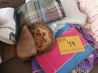 Lot 44 - haakwerk en tafelkleedjes - afbeelding 4 van  4