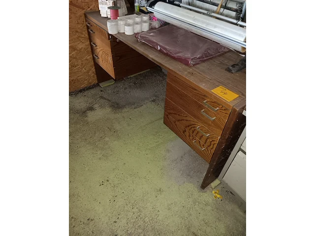 Lot 44 - houten bureau - afbeelding 1 van  2