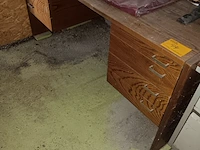 Lot 44 - houten bureau - afbeelding 1 van  2