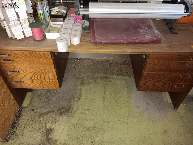 Lot 44 - houten bureau - afbeelding 2 van  2
