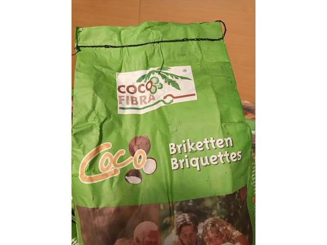 Lot 44 - kokos briketten - afbeelding 4 van  4