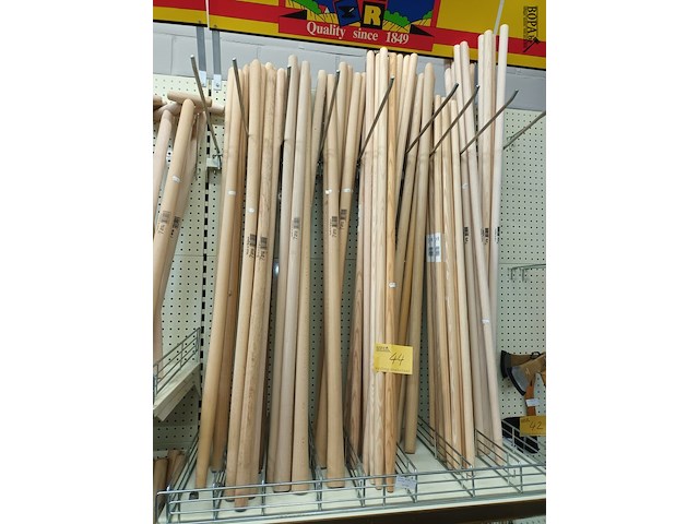 Lot 44 - lange houten stelen. 87 stuks - afbeelding 1 van  3