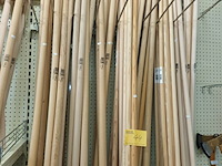 Lot 44 - lange houten stelen. 87 stuks - afbeelding 1 van  3