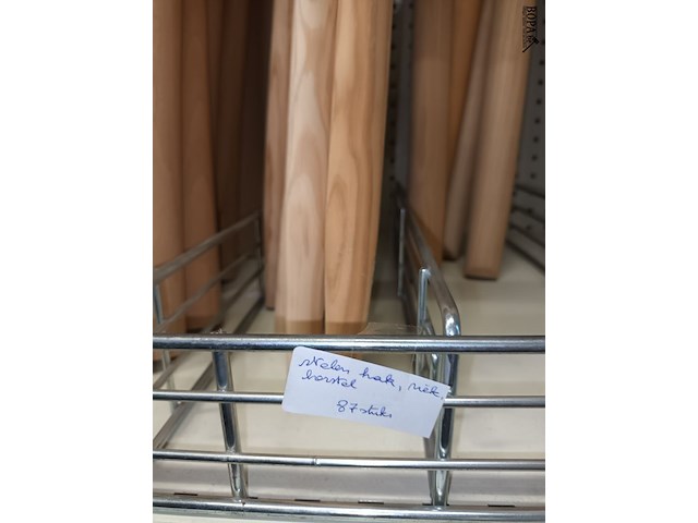 Lot 44 - lange houten stelen. 87 stuks - afbeelding 2 van  3