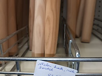 Lot 44 - lange houten stelen. 87 stuks - afbeelding 2 van  3