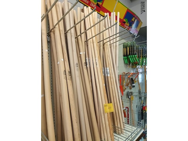 Lot 44 - lange houten stelen. 87 stuks - afbeelding 3 van  3
