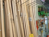 Lot 44 - lange houten stelen. 87 stuks - afbeelding 3 van  3