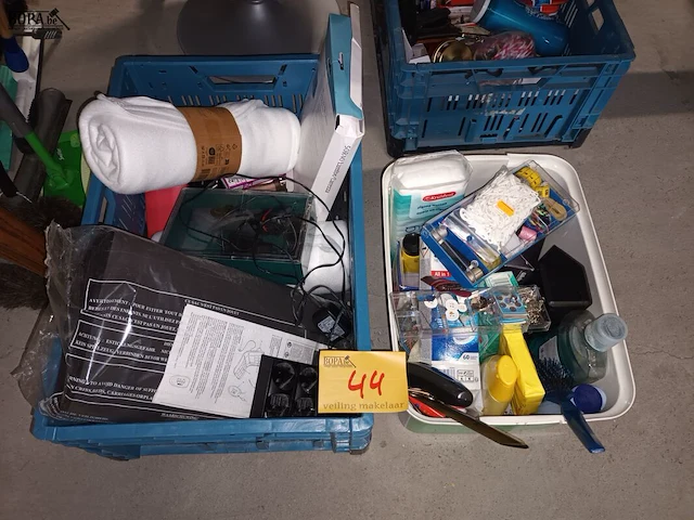 Lot 44 - persoonlijke verzorging en naaigerei - afbeelding 1 van  6