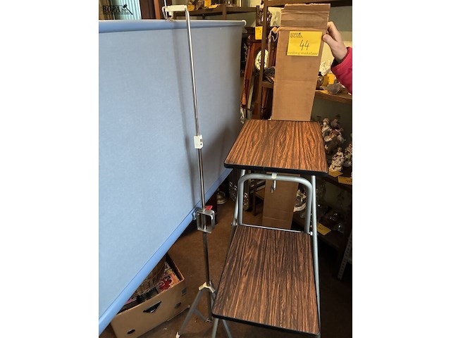Lot 44 - projectiescherm met projectietafel, 2 stuks - afbeelding 1 van  4
