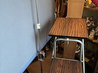 Lot 44 - projectiescherm met projectietafel, 2 stuks - afbeelding 1 van  4