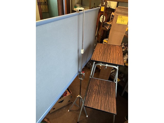 Lot 44 - projectiescherm met projectietafel, 2 stuks - afbeelding 2 van  4