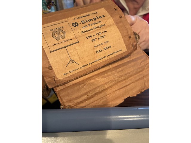 Lot 44 - projectiescherm met projectietafel, 2 stuks - afbeelding 4 van  4