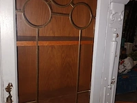 Lot 44 - vitrine kast - afbeelding 4 van  5