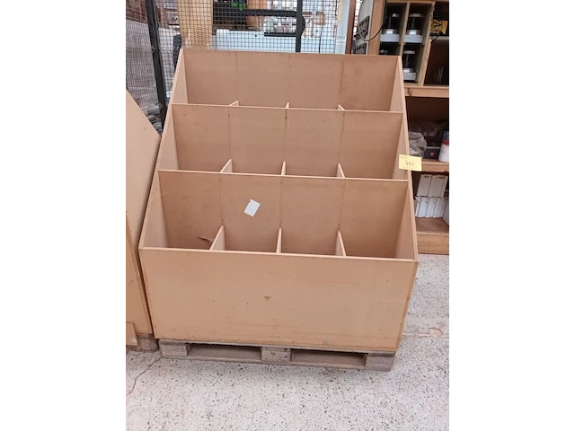 Lot 440 - houten presenteerbak - afbeelding 1 van  3