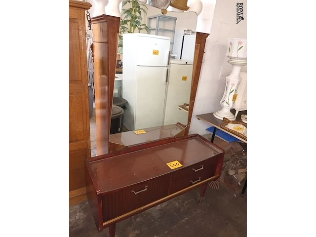 Lot 440 - lage kast met spiegel - afbeelding 1 van  4
