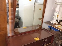 Lot 440 - lage kast met spiegel - afbeelding 1 van  4
