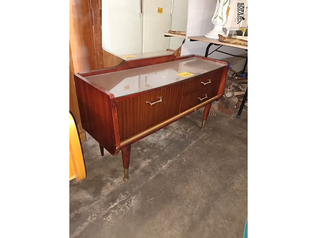 Lot 440 - lage kast met spiegel - afbeelding 2 van  4