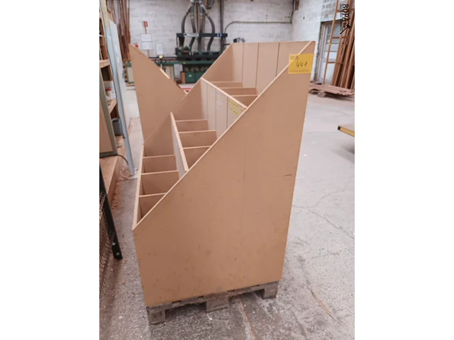 Lot 441 - houten presenteerbak - afbeelding 1 van  3