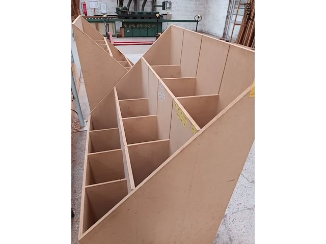 Lot 441 - houten presenteerbak - afbeelding 2 van  3