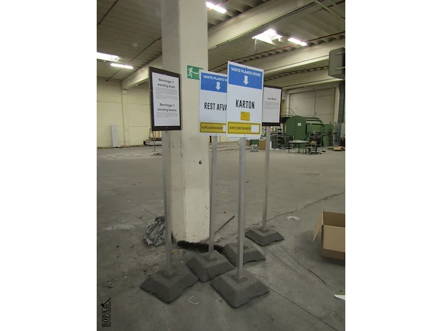 Lot 441 - infoborden met zware voet. 15 stuks - afbeelding 1 van  3