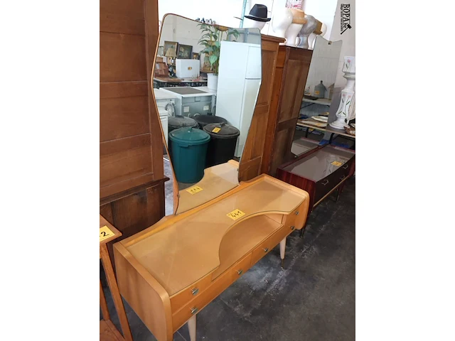 Lot 441 - lage kast met spiegel - afbeelding 1 van  3