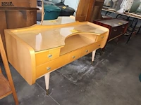 Lot 441 - lage kast met spiegel - afbeelding 2 van  3
