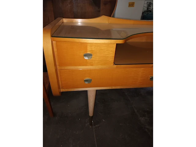 Lot 441 - lage kast met spiegel - afbeelding 3 van  3
