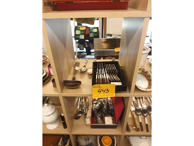 Lot 443 - decoratie en huisraad - afbeelding 1 van  5