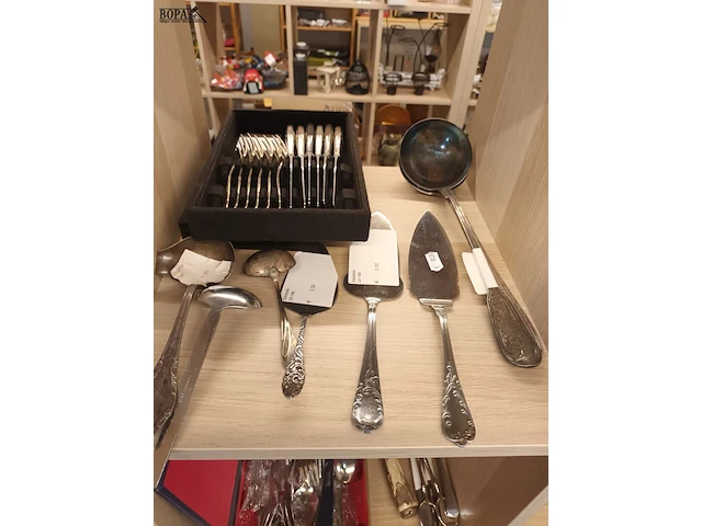 Lot 443 - decoratie en huisraad - afbeelding 3 van  5