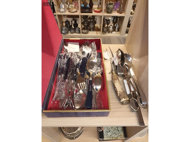 Lot 443 - decoratie en huisraad - afbeelding 4 van  5