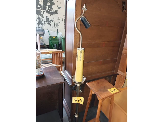 Lot 443 - staande lamp - afbeelding 1 van  3