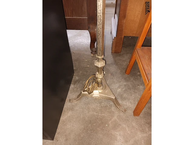 Lot 443 - staande lamp - afbeelding 2 van  3