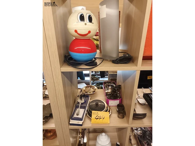 Lot 444 - decoratie en huisraad - afbeelding 1 van  5