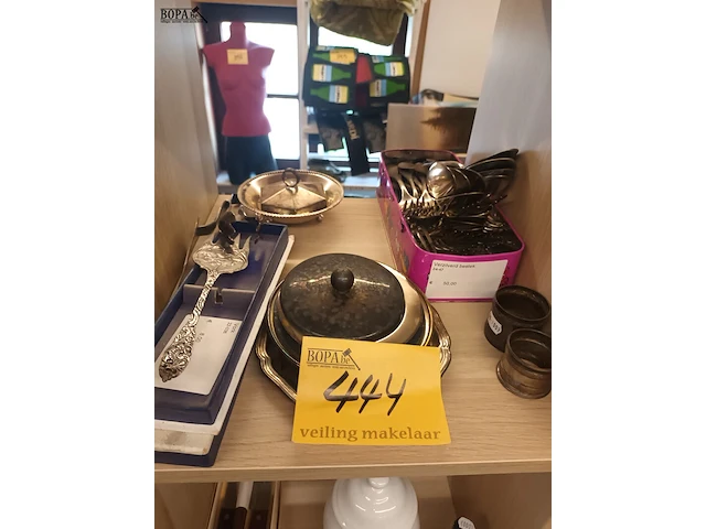 Lot 444 - decoratie en huisraad - afbeelding 4 van  5