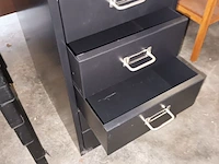 Lot 444 - metalen ladekastje - afbeelding 3 van  3