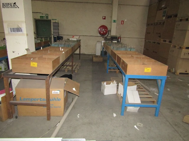Lot 444 - metalen onderstel met bakken. 2 stuks - afbeelding 1 van  5