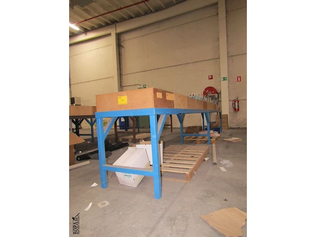 Lot 444 - metalen onderstel met bakken. 2 stuks - afbeelding 2 van  5
