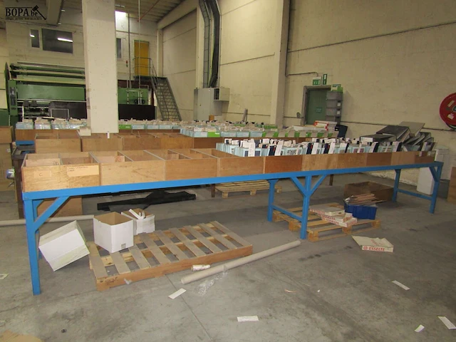 Lot 444 - metalen onderstel met bakken. 2 stuks - afbeelding 3 van  5