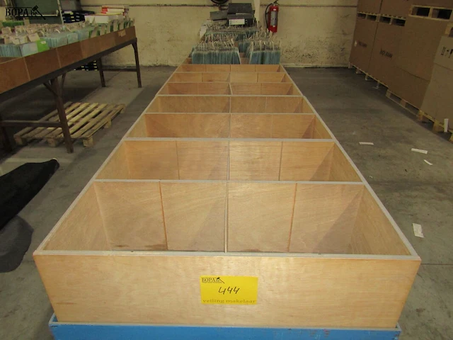 Lot 444 - metalen onderstel met bakken. 2 stuks - afbeelding 4 van  5