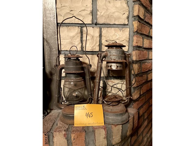 Lot 445 - stormlampen, 2 stuks - afbeelding 1 van  2