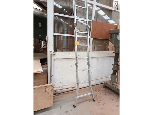 Lot 446 - aluminium vouwladder - afbeelding 1 van  3