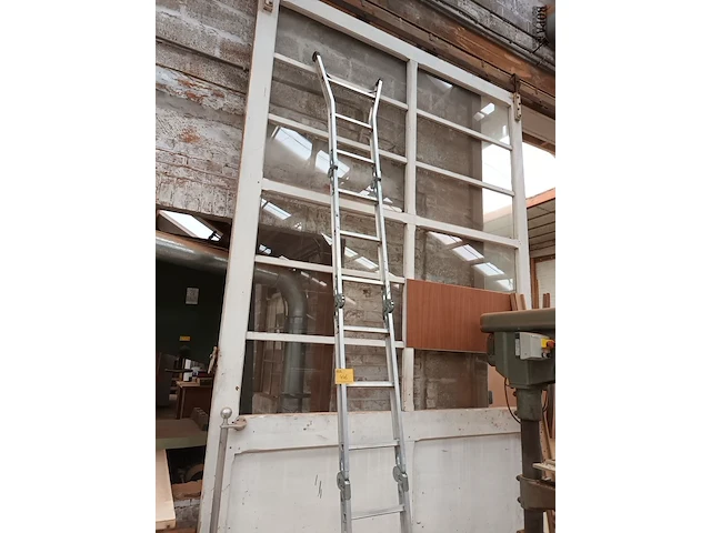 Lot 446 - aluminium vouwladder - afbeelding 2 van  3