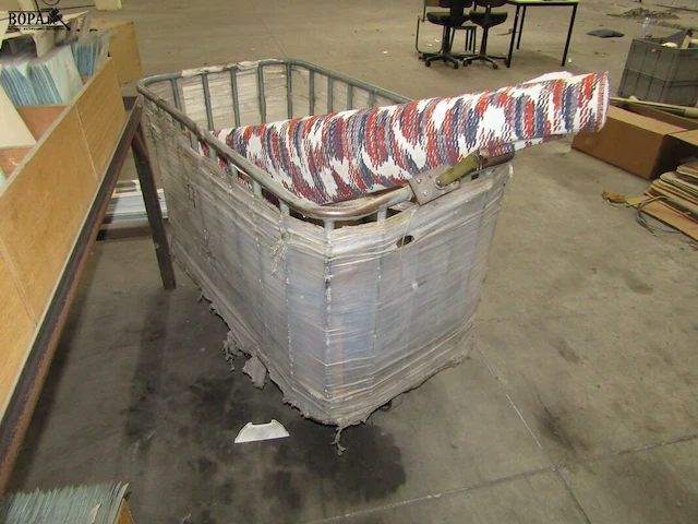 Lot 446 - metalen transportbak - afbeelding 2 van  3